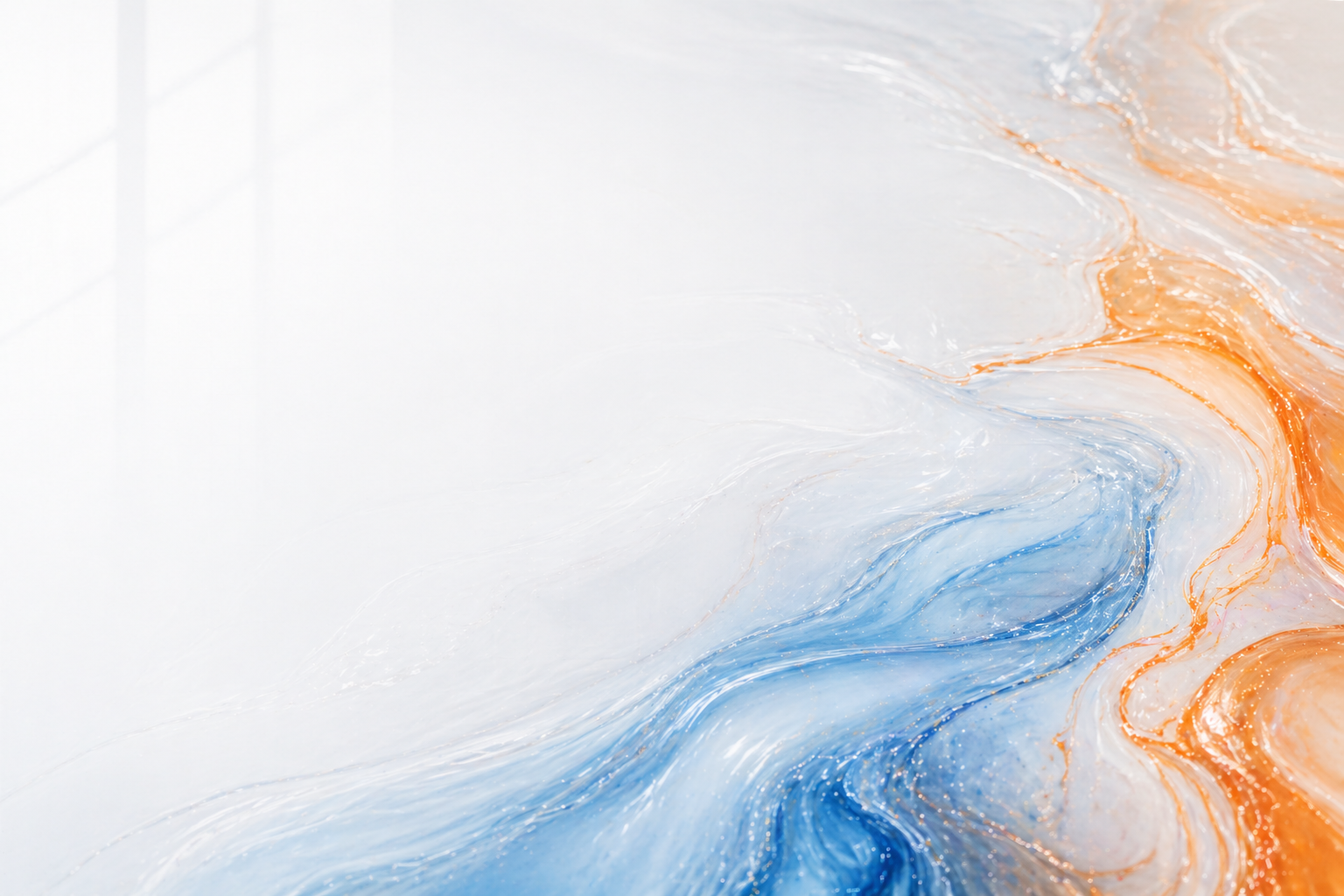 Heller Epoxidharzboden mit blauen und orangefarbenen Marmorierungen